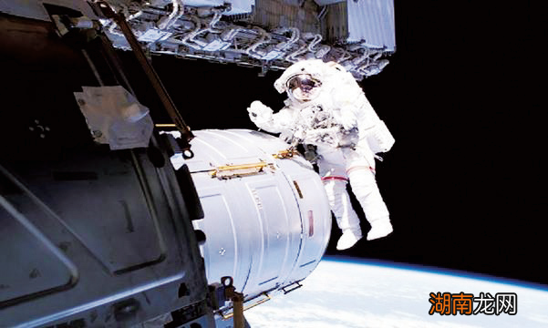 为了在太空“走两步”,航天员需要做哪些训练?