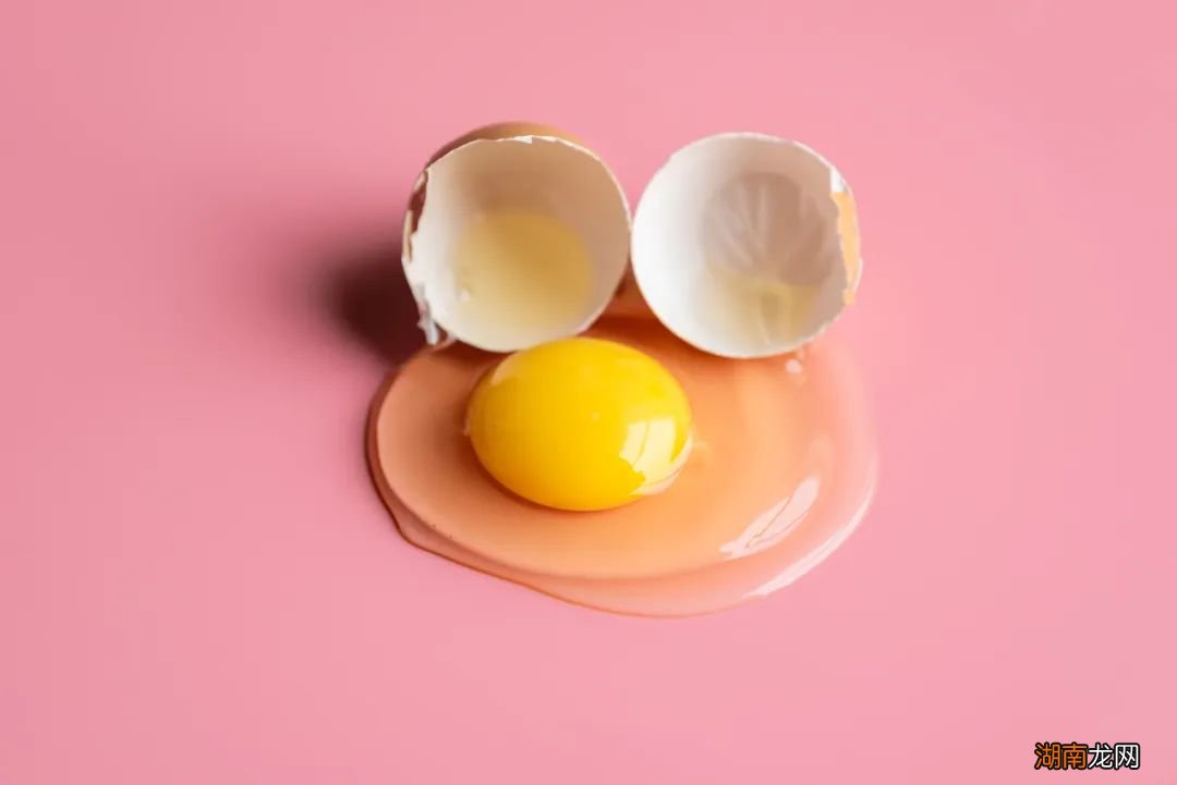 生鸡蛋更有营养?煮鸡蛋时蛋黄变绿不能吃?关于鸡蛋的传言一次说清!