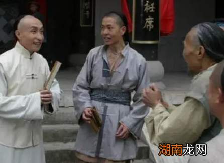 古代没有银行直接转账 各地的官员是怎么领取工资的