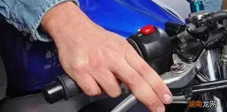 摩托车换挡时要完全松油门吗