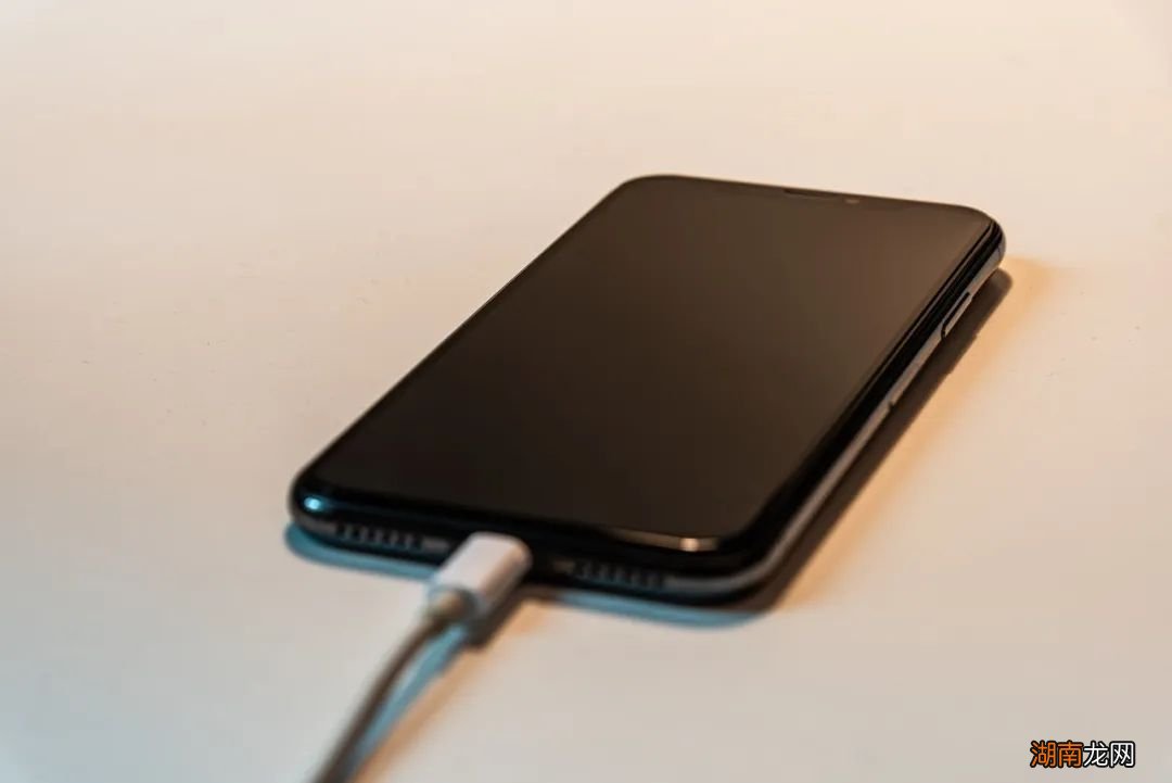 为什么手机最后1%的电可以用很久?原来我们都被它骗了