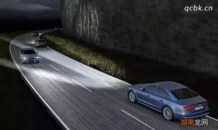 在无照明的道路行驶开什么灯