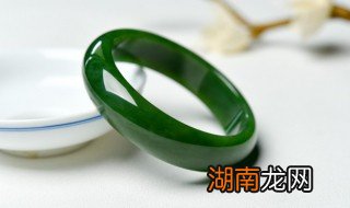 翡翠绿戒指如何挑选 绿翡翠手镯怎么配戒指