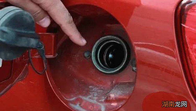 打开油箱盖有吸气声怎么处理