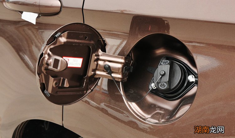 打开油箱盖有气喷出的是什么原因