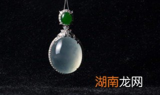 翡翠手镯搭配什么好看 白翡翠手镯怎么搭配好看