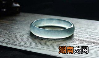 翡翠镯子颜色是灰白的好吗吗怎么样