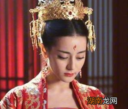 古代女子出嫁带的嫁妆里边 为什么要放着几件不值钱的东西