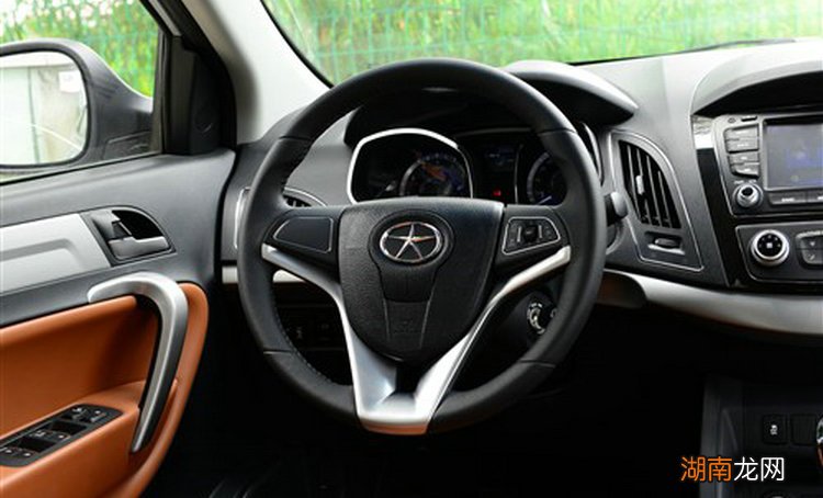 不握方向盘跑偏正常吗