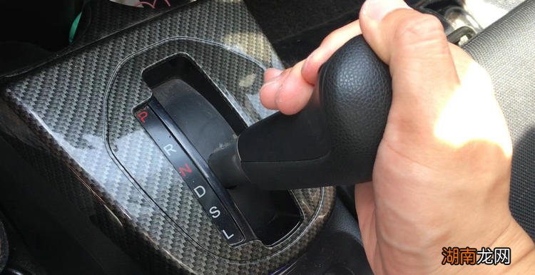 挂倒挡车有响声怎么回事