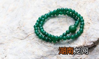 什么是是翡翠冰豆色 豆冰种翡翠是什么意思