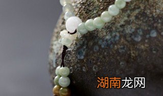 翡翠上面有黑点正常吗 翡翠上有黑点怎么回事