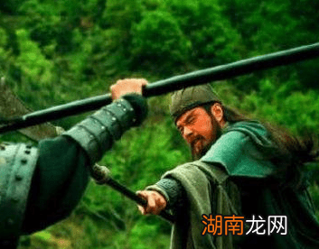 和关羽不分上下的纪灵，为何被张飞轻易击败呢？