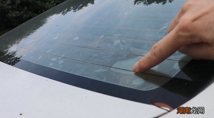 汽车贴膜后有一条一条的痕迹怎么去除