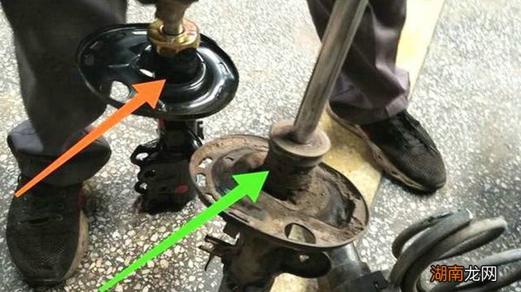 前轮减震顶胶多久换一次