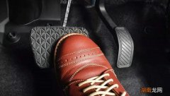 降速是踩刹车还是松油门