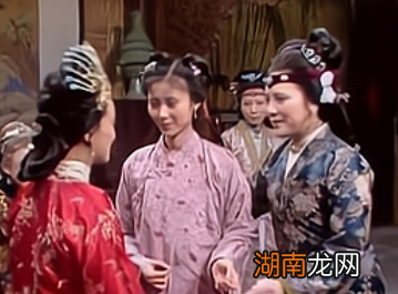 红楼梦中邢岫烟进贾府,说明了哪些问题?