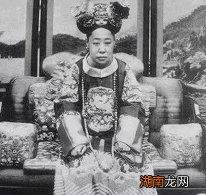 清朝妃子为何要带着长长的指甲套 古人是为了美观吗