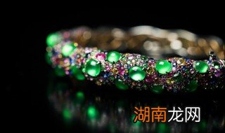 强酸浸泡的翡翠有何特征 泡翡翠的是什么强酸