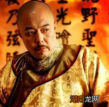 康熙第一次看到孙子乾隆就惊讶得放下杯子 康熙发现了什么