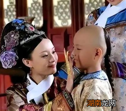 康熙第一次看到孙子乾隆就惊讶得放下杯子 康熙发现了什么