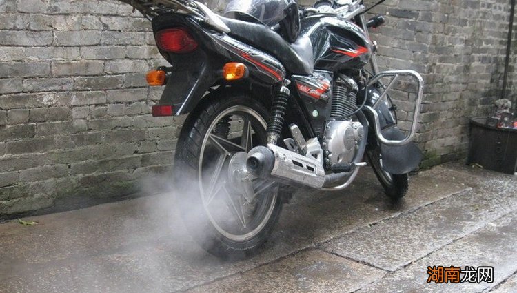摩托车排气管冒黑烟是什么原因