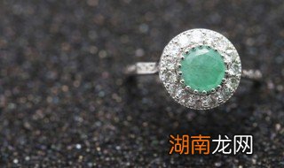 油清种翡翠什么样的好 油青种翡翠手镯