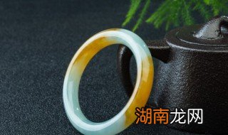 玉镯翡翠绿怎么选 玉镯颜色翠绿好还是碧绿好