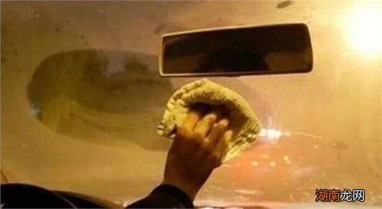 为什么汽车玻璃老是起雾 汽车玻璃老是起雾怎么解决