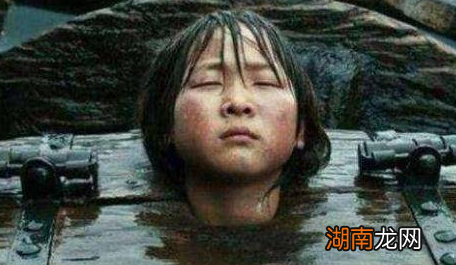 古代女犯人被流放的时候 衙役为什么要抢着去送