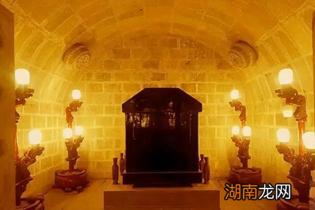 古代皇帝喜欢用活人殉葬 古人能够在墓中活多久