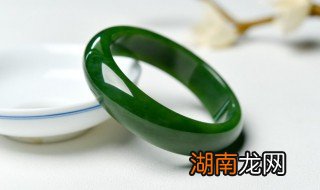 白底青翡翠手镯怎么养 翡翠手镯白底青的好不好