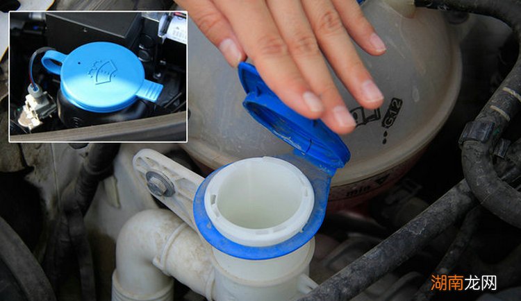 给汽车加玻璃水的正确方法