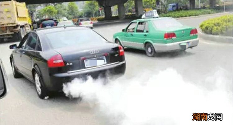 汽车冒白烟味道刺鼻是不是烧机油