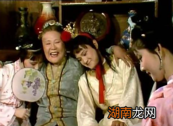 红楼梦中贾母有四个孙子,为什么偏爱贾琏和贾宝玉呢?