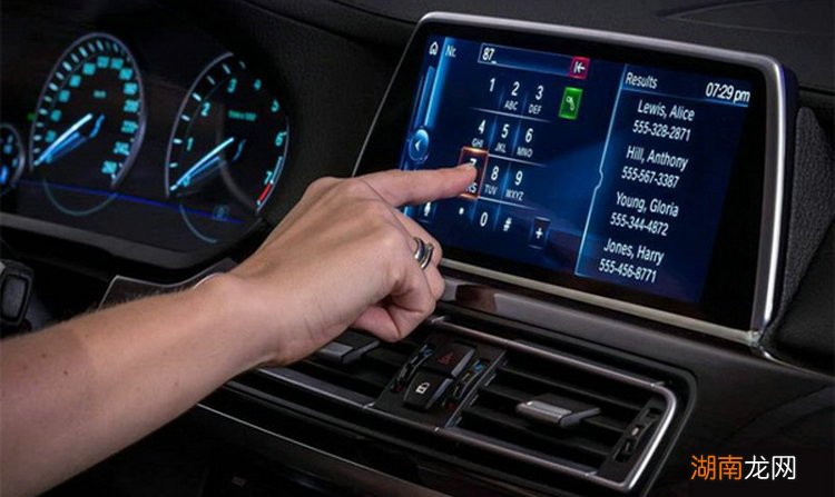 汽车导航屏幕黑屏了怎么维修