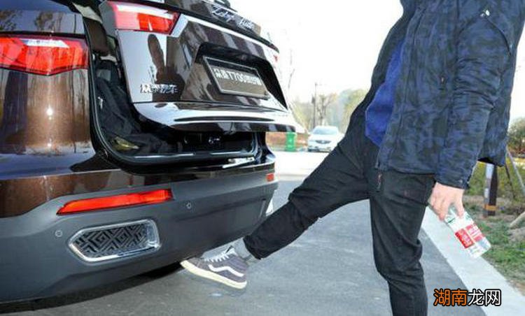 车钥匙锁后备箱了怎么拿出来