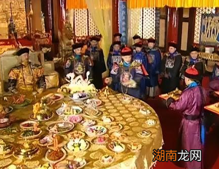 乾隆宴请3000老人吃饭 他们吃完饭后为何相继去世