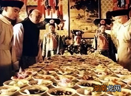 乾隆宴请3000老人吃饭 他们吃完饭后为何相继去世