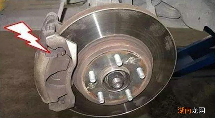 起步松刹车时有咯噔响声正常吗