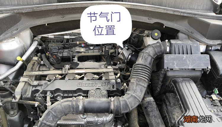 宝马x1节气门在哪个位置