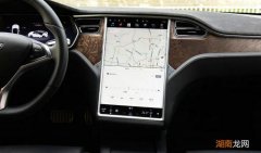 汽车显示屏一闪一闪的是什么问题