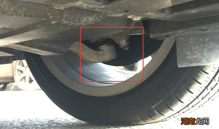 前轮过坎有清脆的金属撞击声正常吗