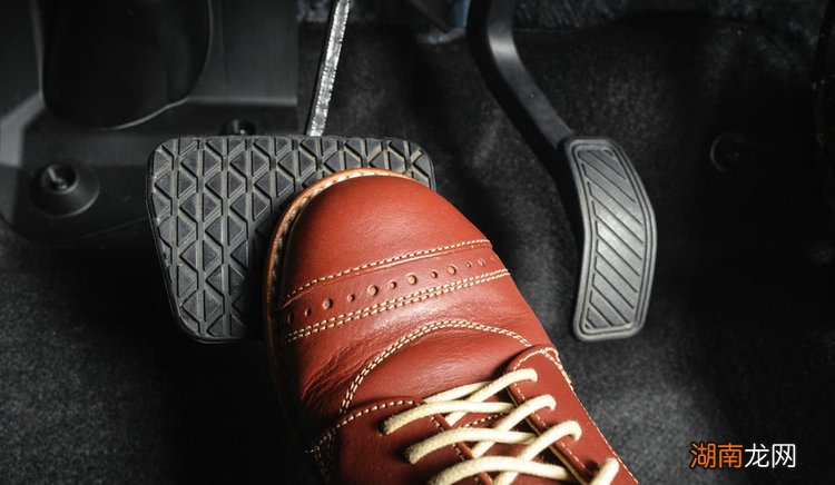 电动汽车刹车太硬是怎么回事