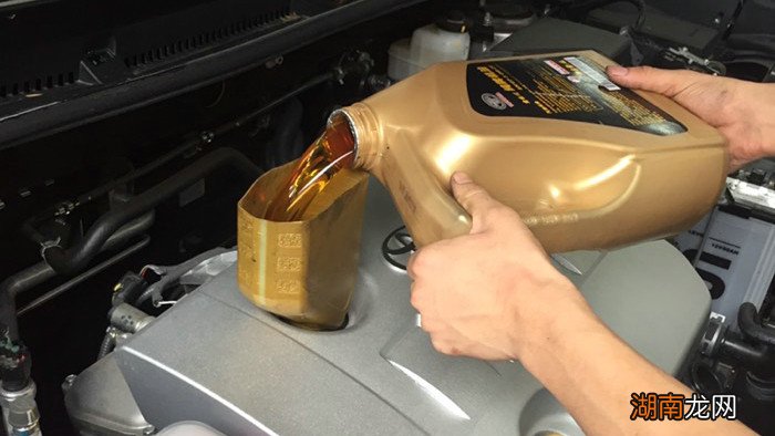 汽车怎么自己加机油