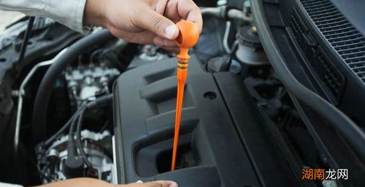 拔出机油尺需要旋转吗