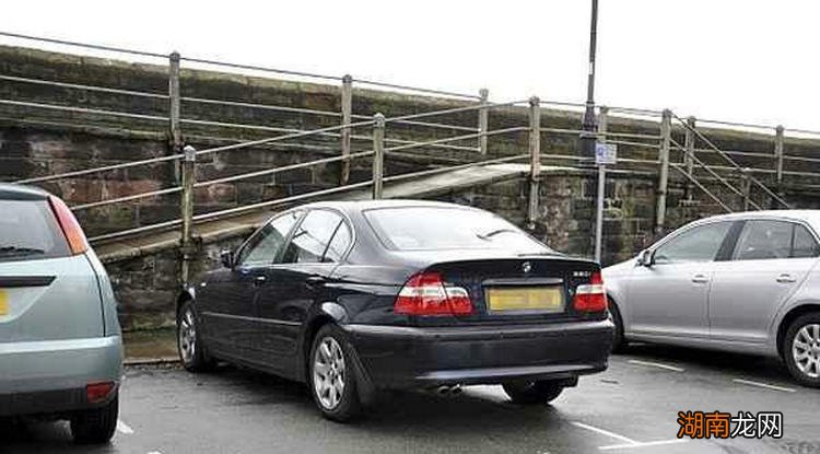 车子忘记熄火了 一夜该怎么处理