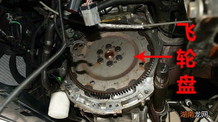 汽车飞轮在哪个位置