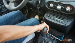 手动挡换挡时有咔咔声正常吗