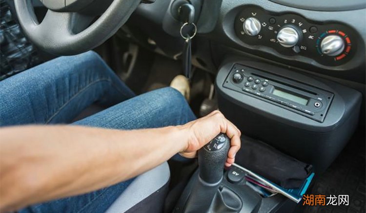 手动挡换挡时有咔咔声正常吗